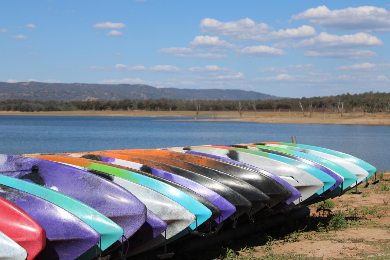 Kayaks along the shore of Lake Burrendong